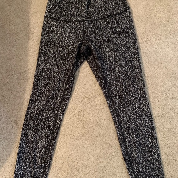 Lululemon Black & White Textured Wunder Unders - Picture 9 of 9